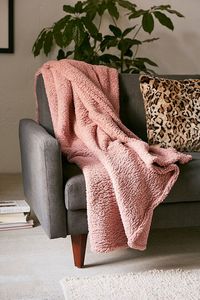 decorate your house for the holidays with only the comfty-est of things. i'm talking about fleece throw blankets, of course (duh) #blanket #giftideas #winter #dreamhouse #ad #fall #christmasgifts