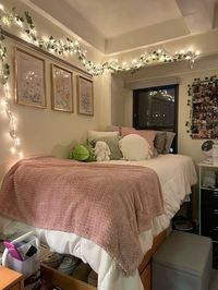 #dorm #dormdecor #bohodorm #girlsdorm #dormlife #dormidea #pinkdorm #whitedorm #greendorm #cozydorm