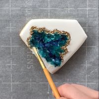 @utahcookieco: “GEODE COOKIE VIDEO | Outline and flood, place rock candy & sugar sprinkles, paint with gel coloring…”