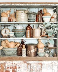 Early autumn touches like amber bottles and dried gourds offer the perfect subtle shelf look for September, and with October’s arrival tomorrow, only a few more additions are needed to create a full-on fall display. (📷: @forestknollsvintage on Instagram)