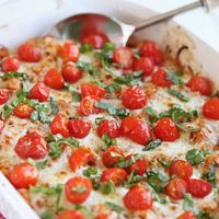 Cheesy Caprese Chicken & Quinoa Casserole #recipe