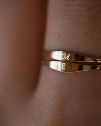 Tiny Signet Ring – E&E PROJECT