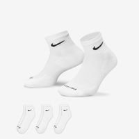 The Nike Everyday Plus Cushioned Socks bring comfort to your workout with extra cushioning under the heel and forefoot and a snug, supportive arch band. Sweat-wicking power and breathability up top help keep your feet dry and cool to help push you through that extra set.