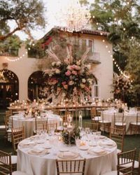 Tall, boho-inspired centerpieces for the win. A soft, romantic palette with the addition of the wispy pampas grass, what’s not to love? 🌾_⁣ .⁣ Venue + via @villa_woodbine | Photo by @joshua_kane_photography | Planner @cristigevents | Catering @billhansenluxurycatering @valen_pulido | Florals @petalprod | Entertainment @rockwithu | Cake @cloud9bakery | Make-up: @makeupartistrybyjessie⁣ .⁣ .⁣ #dreamwedding #tablescape #weddingflowers #weddingcenterpieces #weddingdecor