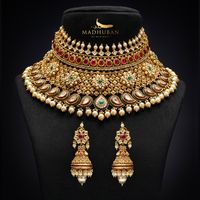 When two cultures come together there is always scope for something innovative. In Persian culture jewellery plays a very important role. Renowned for their use of dye pressed gold pieces, the Persian artisans have always had an eye for handcrafted jewellery. At Manubhai jewellers you are bound to see that through our designs we have incorporated Rajputana jadau elements keeping Persian aesthetics in mind.