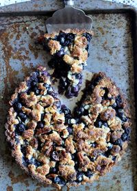 Blueberry Crispy Tart with Oatmeal Crust (Gluten-free, Vegan, & Refined Sugar-Free) | from Bakerita.com #recipe