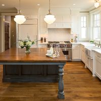 Chic farmhouse kitchen like the dark blue grey island