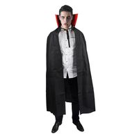 Si vous vous déguisez en vampire pour Halloween, n'oubliez pas votre cape ! L'accessoire incontournable de tous les vampires pour un look aussi élégant que maléfique. - #LaFoirFouille #FFstyle #Halloween