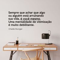 Você já imaginou ter uma frase motivacional em sua parede, para lhe inspirar a cada dia? Com o Adesivo de Parede Frase Motivacional Charlie Muger, agora é possível!  Este adesivo é feito com material de alta qualidade, garantindo durabilidade e facilidade na aplicação. Além disso, sua frase escolhida é escrita em letras modernas e elegantes, acompanhando o estilo de decoração de sua casa ou escritório.  Com a frase motivacional de Charlie Muger, você pode ter uma mensagem inspiradora ao seu alca