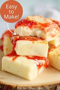 Best Strawberry Cheesecake Fudge recipe uses vanilla, white chocolate, condensed milk, cream cheese, graham crackers and strawberry sauce! #beststrawberry #cheesecakefudge #thebestfudge #easytomake #kitchendivas