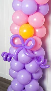 🎈 How to Make a Balloon Bow! 🎀 Stretch a 260 balloon, tie one end with a rubber band, and wrap the other around a stick. Inflate it to create fun curls! Then, take a second 260 balloon, make two bubbles, and twist them together for the bow loops. Finally, add the curled balloon to the loops for a cute, finished bow! #balloontutorial #houseofpartyco #balloontips #balloonbow #balloons #quicktutorial #howtoballoons #ballooneducation