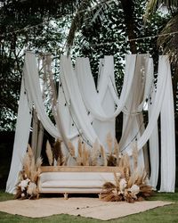 There are many choices of objects that can be used as props or decorative ornaments instead of flowers for wedding decorations. Here are the recommendations!