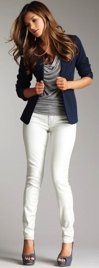 Skinny jeans, con blusa negra y saco gris (para mi)