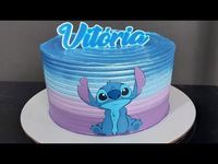 Um dos personagens mais icônicos da Disney vai invadir a sua festa! Na matéria, confira ideias de Bolo do Stitch e vídeos para fazer o seu!