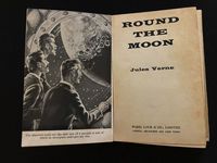 Autour de la Lune par Jules Verne HC Ward Lock Series. 1958 Jules Gabriel Verne (1828 - 1905) est surtout connu pour ses romans d'aventures et sa profonde influence sur le genre littéraire de la science-fiction. Dans cette suite de De la Terre à la Lune, Barbicane, Ardan et Nicholl ont décidé de faire un voyage autour de la Lune. Mais ils doivent d'abord se rendre sur la Lune depuis la Terre. Leur voyage réussira-t-il alors qu'ils tentent d'éviter les astéroïdes et se rendent compte que les scientifiques sur Terre ont mal calculé leur trajectoire vers la Lune ? Jaquette et plats intérieurs présentant des signes d'usure, sinon bon exemplaire, voir photos.