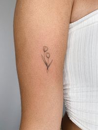 Fine line tattoo of a tulip. Los Angeles based tattoo artist. Perfect tattoo for women. Perfect tattoo for men. Perfect tattoo to match with a friend! #tattooartist #finelinetattoo #westerntattoo #losangeles #minimalisttattoo #uniquetattoo #tattooformen #tattooforwomen #flashdesign #halloweentattoo #flowertattoo