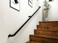 ✔ MODERNES DESIGN: Erhöhen Sie Ihre Treppe mit unseren schlanken und minimalistischen Handläufen. Hergestellt aus hochwertigem Metall, haben diese Handläufe einen modernen Look, der zu jedem zeitgemäßen Interieur passt, ohne das natürliche Licht zu blockieren. ✔ LANGLEBIG UND STALLFEST: Unsere Handläufe sind langlebig, stoßfest und pflegeleicht, perfekt für geschäftige Familien. ✔ RUTSCHFESTE OBERFLÄCHE: Die Oberfläche des Handlaufs ist speziell behandelt, um Griffigkeit und Sicherheit zu verbessern. ✔ Flexible Größe und Installation: Armlehnen bis 220 cm sind einteilig. Bei Handläufen über 220 cm werden sie zweiteilig geliefert. ✔ Produkt Details: GRÖSSE: Eine Vielzahl von Standardgrößen sind verfügbar oder können nach Ihren speziellen Anforderungen angepasst werden. FARBE: In schwarz und