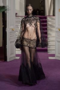 𝐝𝐞𝐧𝐢𝐬𝐚 no X: "valentino ss24 couture — it’s a pretty collection! the leather gloves it’s what makes it more likeable for me, they are perfect, i might need a pair for myself as well! https://t.co/qcLzrqCtnA" / X