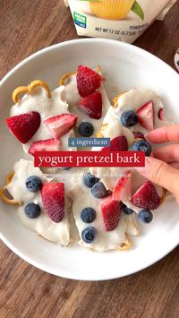 VEGAN & GLUTEN-FREE YOGURT PRETZEL BARK | 🫐🍓 THE FULL RECIPE IS ON MY BLOG 🔗 link in bio #pretzelbark #glutenfreepretzels #sugarfreedessert #nondairyyogurt #veganyogurt #dairyfreeyogurt #dairyfreerecipes #dairyfreesnacks #yogurtbark #yogurtrecipes #vegansnacks #glutenfreesnacks #easyrecipes #simplerecipes #healthysnacks #healthyrecipes #familyfriendly