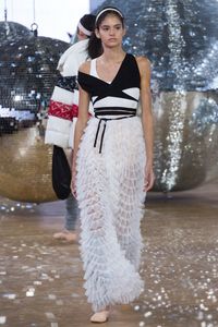 Moncler Gamme Rouge Spring 2018 Ready-to-Wear
https://www.vogue.com/fashion-shows/spring-2018-ready-to-wear/moncler-gamme-rouge/slideshow/collection#7