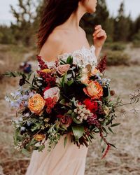 “Marry in May and you’ll rue the day” may be the approach of many a bride but an autumnal wedding can be just as beautiful. From vibrant colors to dried flower arrangements and gold leaf hair accessories, these five details, inspired by Instagram, bring a rustic warmth to your wedding day and demonstrate that the beauty of love is ever seasonal.