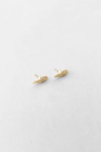 Kara Yoo Hidden Studs Earrings is an organic stud with a partially obstructed pearl. Gold Vermeil Designed and made in Vancouver by Kara Yoo Parc Shop