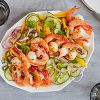 Asian mango-cucumber salad with grilled shrimp | Recipes | WW USA