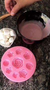 Blooming Roses Silicone Mold is available at www.itacakes.com  Tutorial by ChocolaCuenca from Ecuador   #chocolate #chocolatelover #minimarshmallows #fresasconchocolate #edibleroses #marshmallows #siliconemold