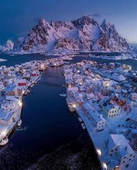 Lofoten, Noruega Descubre la magia ártica de Lofoten, donde las montañas se encuentran con el mar en un espectáculo natural que dejará una huella imborrable en tu alma viajera. #dondeir #lofoten #noruega #viajes #tipsviajeros