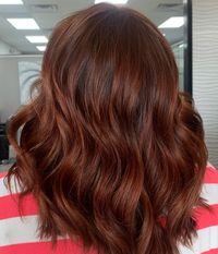 Explore the luminous side of copper mahogany with light reflections and blonde highlights. Infuse your look with a splash of brown and caramel for a rich, multi-dimensional style. Don't forget to save this pin for your next makeover!