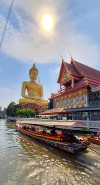 Plongez au cœur de la spiritualité à Wat Pak Nam, oasis au milieu de Bangkok. Son architecture thaïlandaise traditionnelle, ses jardins sereins et la sonnerie des cloches offrent une expérience unique. Chaque coin est une invitation à la méditation, avec des décors photo-worthy et une immersion culturelle. Une escapade urbaine où la sérénité règne.