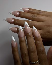 Class and timeless ⚪️ #dovenailsbysharon