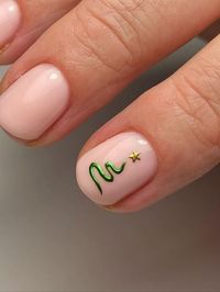 Christmas tree nails: simple silhouette