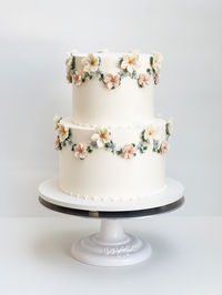 LILA is a bespoke cake shop in Southern California that specializes in contemporary floral wedding cakes and cupcakes.