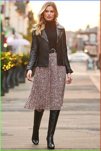 Looking for some outfit ideas for the winter season that are feminine but still warm? Check this post for the best winter skirt outfits you can wear on every occasion! In the winter, skirts are