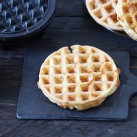 This keto chaffle recipe is the latest craze around keto and low carb people. Everyone is raving about this keto bread made with just two ingredients: cheese and eggs. It’s super easy to make, crispy and extremely versatile. Not only it does taste good, but it’s low in carbs and the perfect alternative to bread for quick low carb sandwiches.