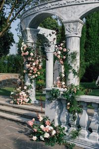 Greek style ceremony design decor statue flowers Rome #canada #usa #pink #pink #roses #styling #design #ancient #greece #structure #white 