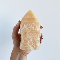 Originated in Brazil, Calcite is one of the most common minerals on Earth. Orange is one of many colors of Calcite. It’s believed to be an energizing stone, assisting in healing emotional issues and boosting confidence. A few other spiritual benefits of Orange Calcite include: 🧡 Energy 🧡 Passion 🧡 Creativity 🧡 Confidence 🧡 Improves focus 🧡 Promotes happiness and joy