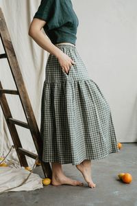 100% linen skirt for women. Comfortable, with an elastic band waist, yet classy looking linen skirt. Perfect for any occasion, from going to the office, to a date or a day out in the city or the beach. Pair it with a lovely top and wear to a special occasion, also! Available in green checks (gingham) and sunshine yellow.   <> Ugnė is 180cm/5'9" and wearing size S in Green Checks Elžbieta is 165cm/ 5'4" and wearing size S in Sunshine Yellow Details: - This listing is for linen skirt Vakarė - Made