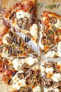 White Mushroom Pizza - The BEST pizza for all cheese and mushroom lovers! Loaded with 2 types of cheese and garlic herb sautéed mushrooms!! AMAZING.