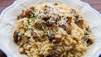 This mushroom risotto recipe includes plenty of rich flavors that combine perfectly to make an elegant dish suitable for Hell's kitchen. #bakeitwithlove #mushrooms #risotto #GordonRamsay #copycat