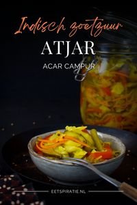 Atjar tjampoer of acar campur, een heerlijk bijgerecht uit de Indonesische keuken. Makkelijk zelf te maken met verse geblancheerde groenten, kurkuma, suiker en azijn. Bewaar het zoetzuur in een weckpot en serveer het bij allerlei Aziatische gerechten. #zoetzuur #pickle