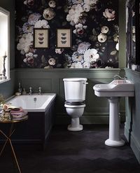 Gefällt 3,266 Mal, 89 Kommentare - Ellie Cashman (@elliecashmandesign) auf Instagram: „The high contrast between dark & light in this bathroom combined with the moody Dark Floral…“