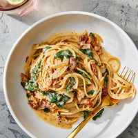 In this sun-dried tomato pasta recipe, we use the oil from sun-dried tomatoes for the base of the cream sauce. Serve with a green salad for dinner.