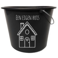 Cadeau emmer Verhuizing? Met emmer sticker nieuw huis of emmer sticker een eigen huis (excl. emmer) verras jij iemand die gaat verhuizen met een origineel cadeau. Plak de emmer sticker op een emmer en vul deze emmer met schoonmaakspullen of met lekkernijen. De stickers zijn waterbestendig en kunnen wel tegen een stootje. Je kunt bij ons niet alleen voor losse emmer stickers terecht maar ook voor emmers die al voorzien zijn van een sticker. Maak een keuze uit onze emmer stickers en leg deze samen