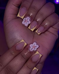 There's a new beauty trend taking over Instagram and it's absolutely stunning. Say hello to "quartz nails".