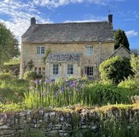 Cotswold cottage situated in upper slaughter, gloucestershire, UK. Retrieved from, thecotswoldsoncamera on instagram.