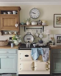 Ahh...Saturday. If home is a cup of tea then fill me up on this cold morning. #aga #agacooker #farmhousekitchen #countrykitchen…