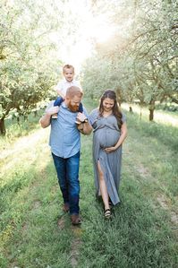 6 Tips For Amazing Maternity Photos | Bump style | maternity style | spring fashion | mom style | pregnancy outfit | Family photos | Fresno Photographer