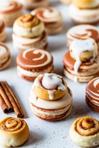 Cinnamon Roll Macarons #cinnamon #cinnamonbun #cinnamonrolls #macarons #frenchmacarons #macaron #cookies